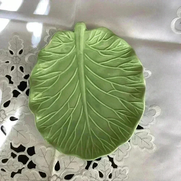 Arlington Designs Green Cabbage Leaf dish - Picture 4 of 6